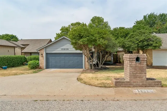 Photo 2 — 13509 Country Place, Oklahoma City, OK 73131