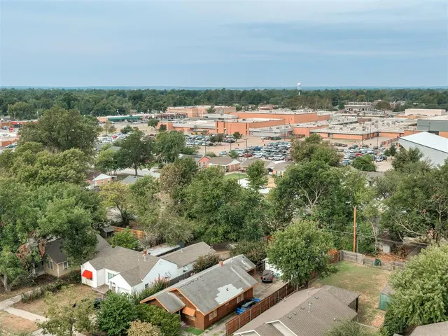 Photo 5 — 300 N Base Avenue, Norman, OK 73069
