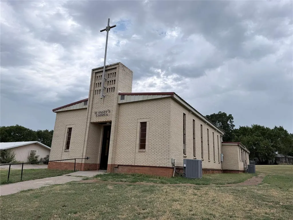 Front exterior — 220 N Miller Avenue, Wanette, OK 74878