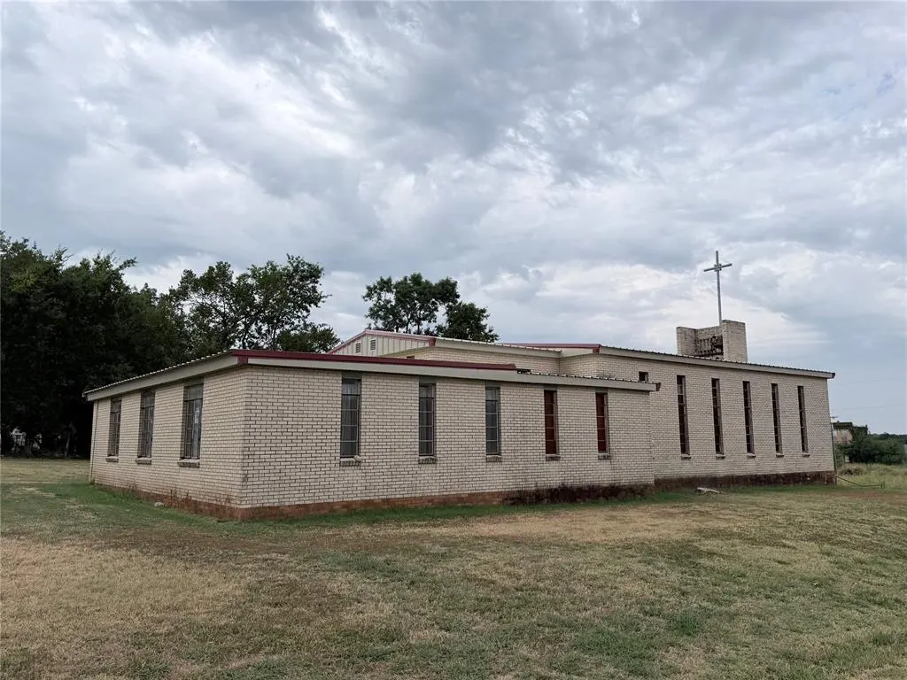 Photo 4 — 220 N Miller Avenue, Wanette, OK 74878