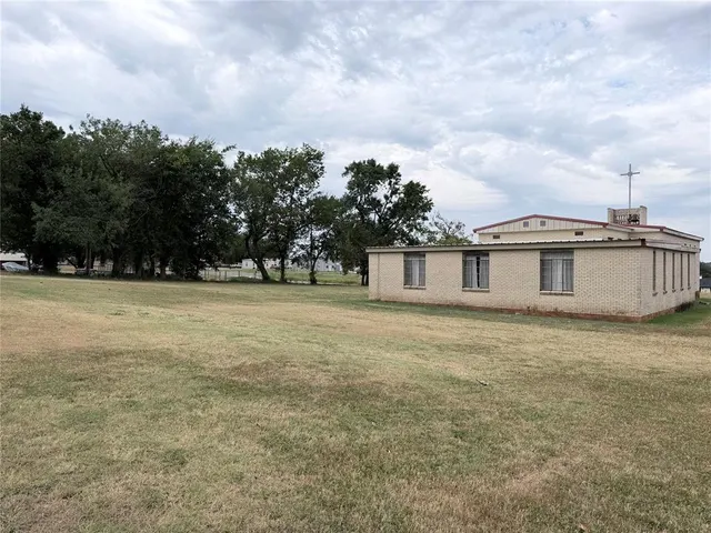 Photo 5 — 220 N Miller Avenue, Wanette, OK 74878