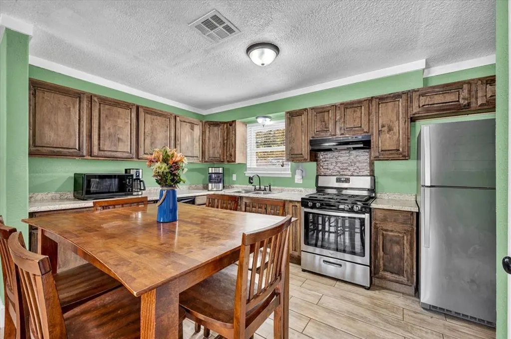 Photo 7 — 604 SW 14th Street, Moore, OK 73160