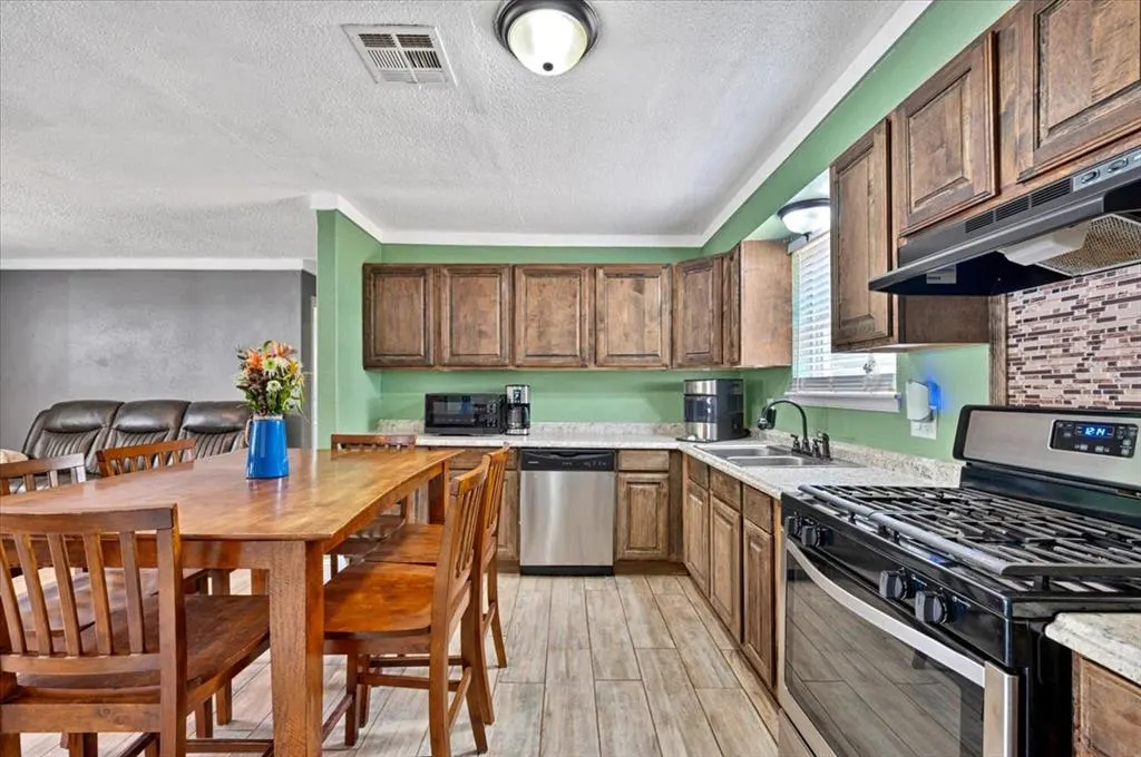 Photo 8 — 604 SW 14th Street, Moore, OK 73160