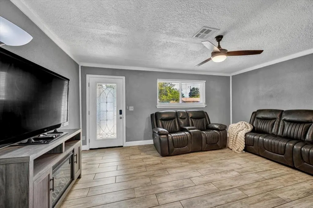 Photo 11 — 604 SW 14th Street, Moore, OK 73160
