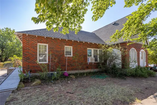 Photo 3 — 400 N State Street, Weatherford, OK 73096