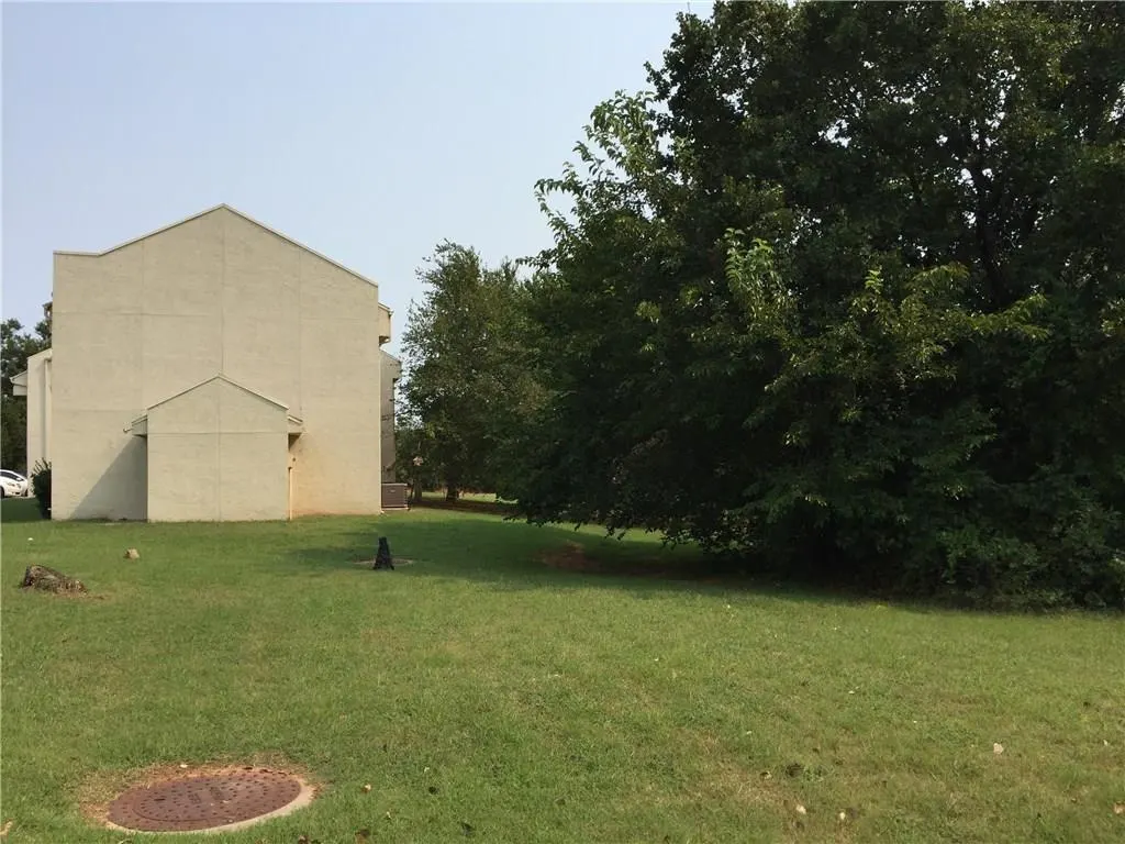 Photo 8 — 2 Canyon Park Circle, Edmond, OK 73013