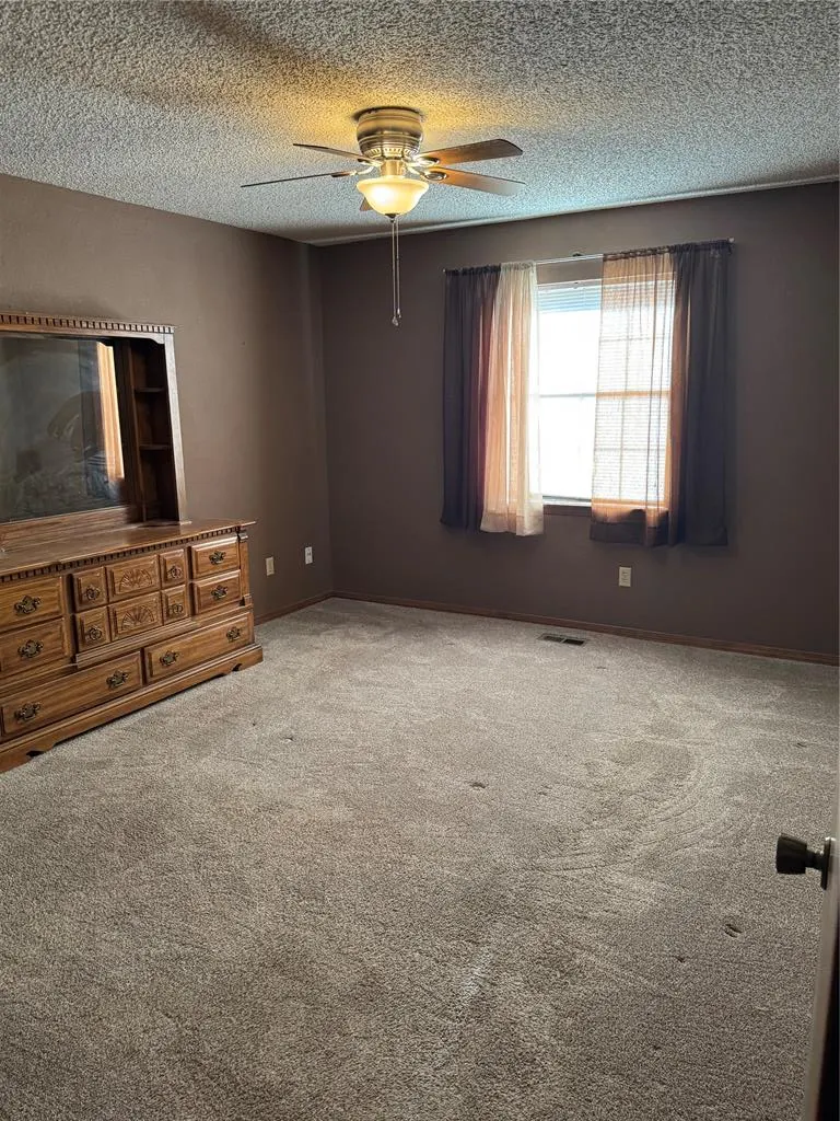Photo 6 — 305 SW 8th Street, Minco, OK 73059
