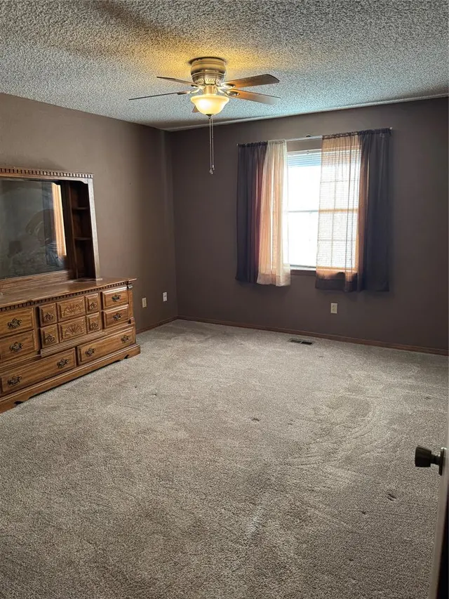 Photo 6 — 305 SW 8th Street, Minco, OK 73059