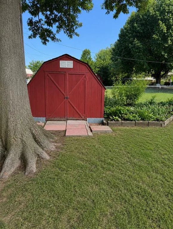 Photo 8 — 305 SW 8th Street, Minco, OK 73059