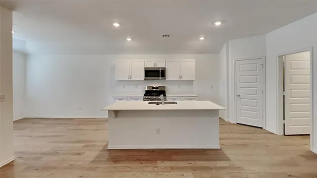 Photo 4 — 4000 Dutch Lane, Mustang, OK 73064
