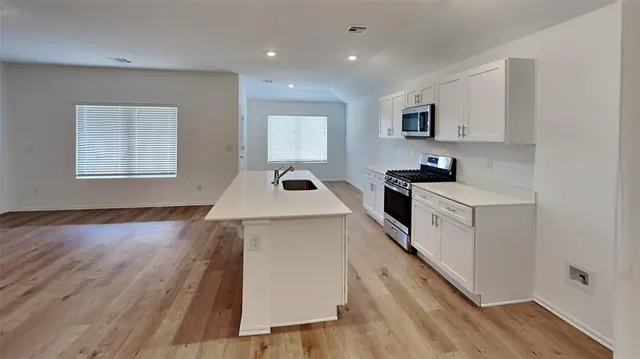 Photo 6 — 4000 Dutch Lane, Mustang, OK 73064