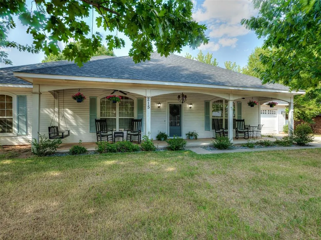 Front exterior — 215 E Haven Lane, Mustang, OK 73064