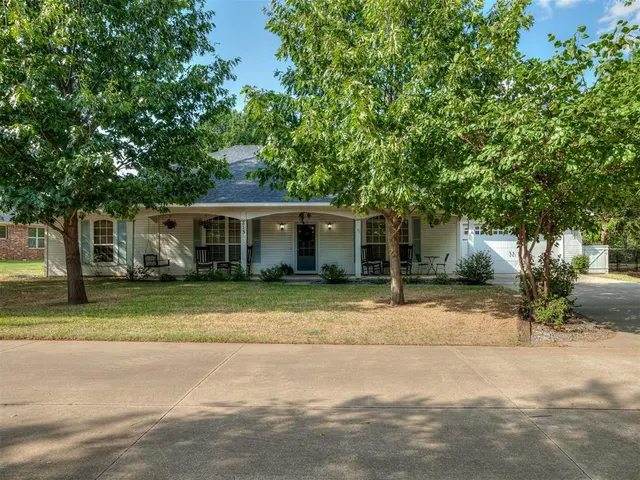 Photo 2 — 215 E Haven Lane, Mustang, OK 73064