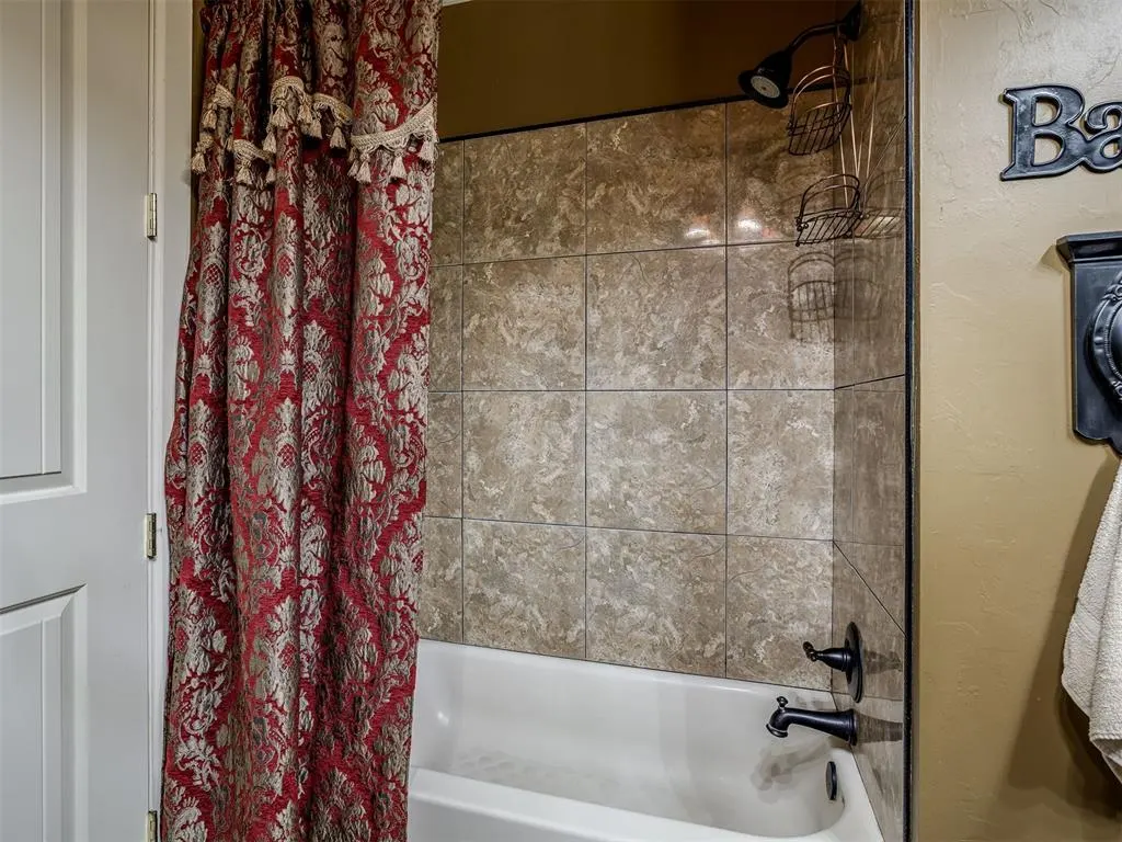 Photo 32 — 215 E Haven Lane, Mustang, OK 73064