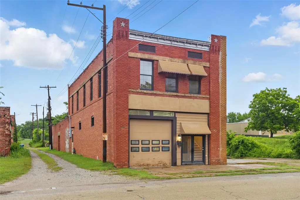 Photo 2 — 111 E Broadway Avenue, Yale, OK 74085