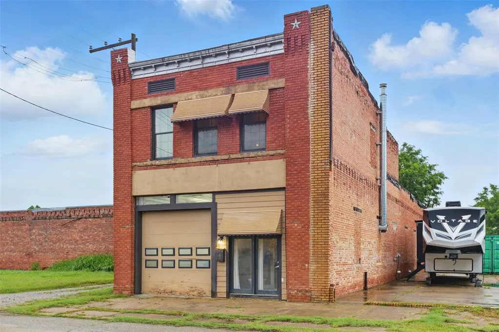 Photo 3 — 111 E Broadway Avenue, Yale, OK 74085