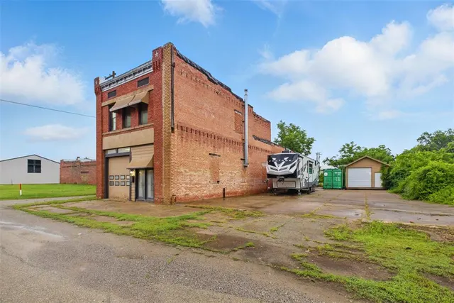 Photo 4 — 111 E Broadway Avenue, Yale, OK 74085
