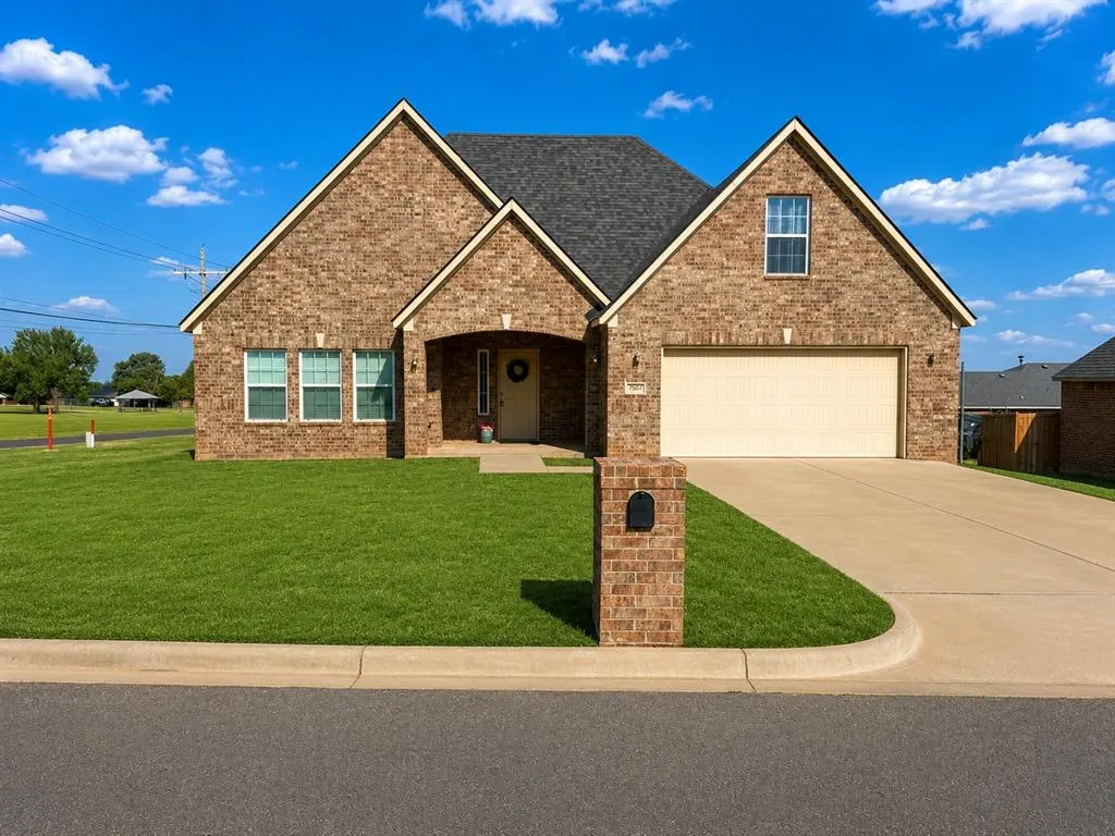 Front exterior — 1801 Del Rio, Clinton, OK 73601