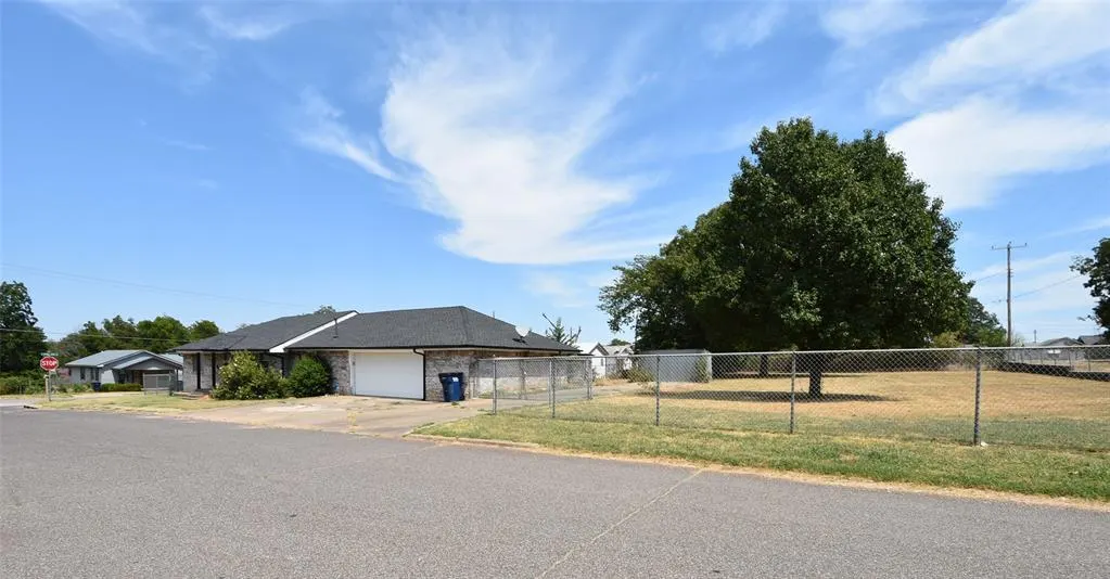 Photo 3 — 820 N University Street, Seminole, OK 74868