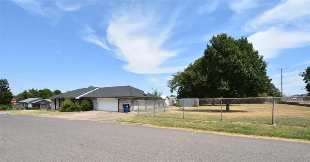 Photo 3 — 820 N University Street, Seminole, OK 74868