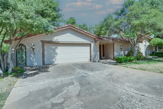 Photo 2 — 6109 Shaftsbury Road, Oklahoma City, OK 73132
