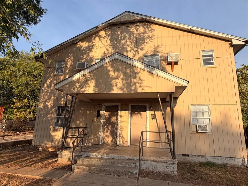 Photo 2 — 813 N University Street, Seminole, OK 74868