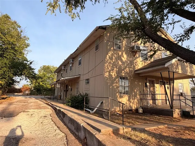 Photo 3 — 813 N University Street, Seminole, OK 74868