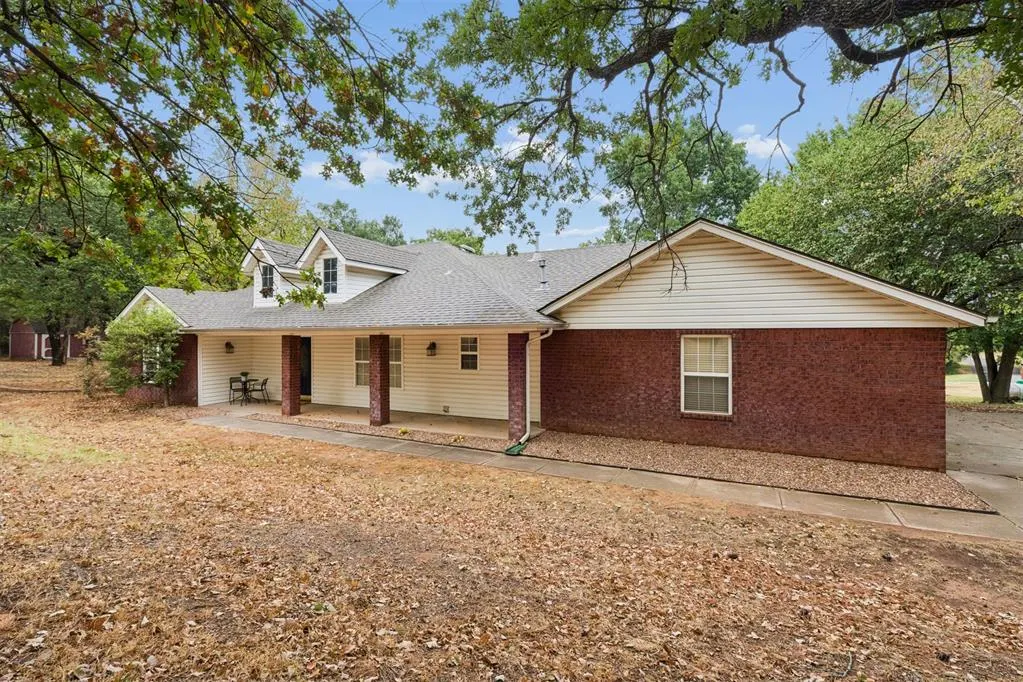 Photo 2 — 2117 E Oakridge Drive, Norman, OK 73026