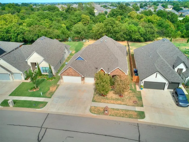 Photo 8 — 2424 Crystal Creek Drive, Yukon, OK 73099