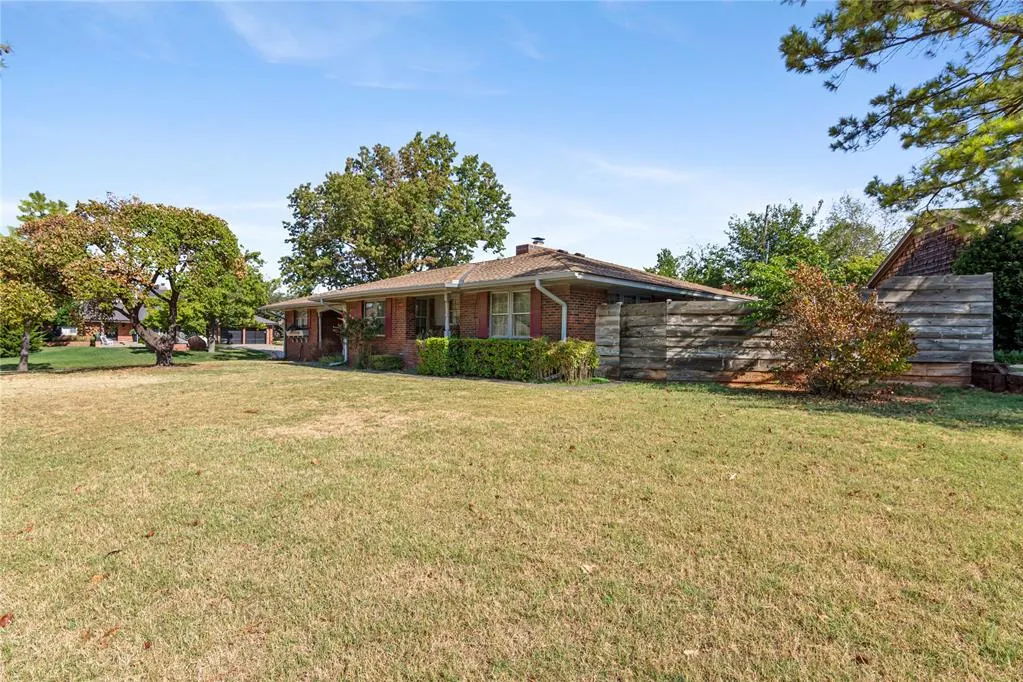 Photo 2 — 1609 Glenbrook Terrace, Nichols Hills, OK 73116