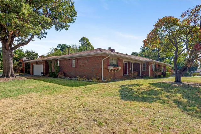Photo 3 — 1609 Glenbrook Terrace, Nichols Hills, OK 73116