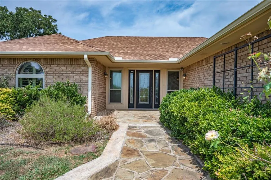 Front exterior — 2807 W Royal Oaks Drive, Pauls Valley, OK 73075