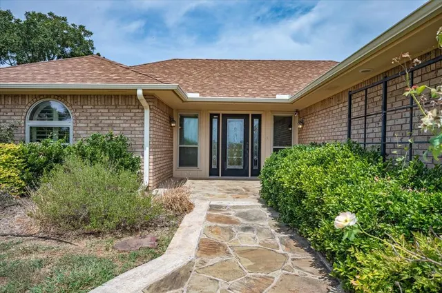 Front exterior — 2807 W Royal Oaks Drive, Pauls Valley, OK 73075
