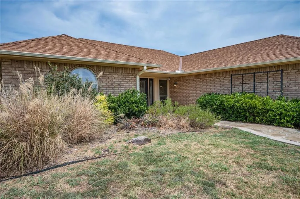 Photo 2 — 2807 W Royal Oaks Drive, Pauls Valley, OK 73075