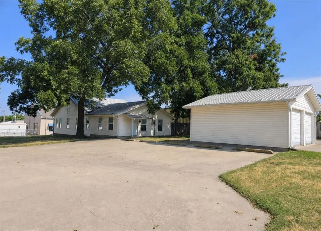 Photo 2 — 214 N Oklahoma Avenue, Shawnee, OK 74801