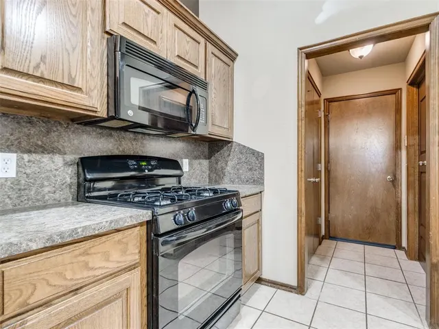 Photo 8 — 4220 Notting Hill Drive, Oklahoma City, OK 73160