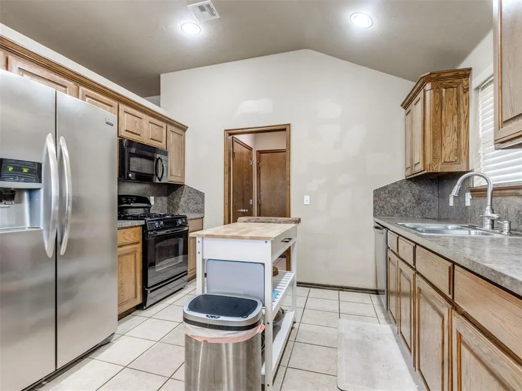 Photo 9 — 4220 Notting Hill Drive, Oklahoma City, OK 73160