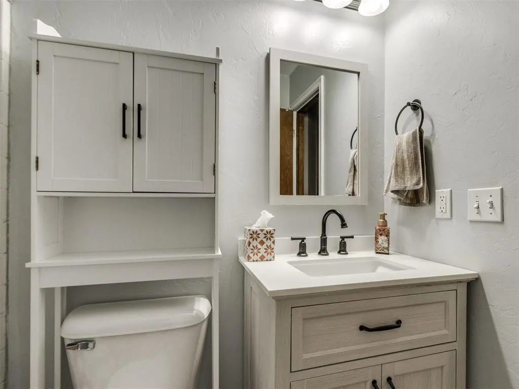 Photo 14 — 4220 Notting Hill Drive, Oklahoma City, OK 73160
