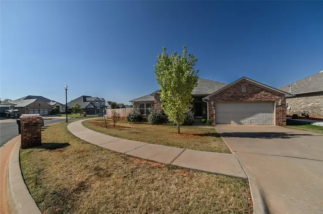 Photo 2 — 605 Carolyn Ridge Road, Norman, OK 73071