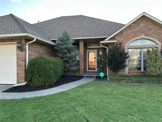Photo 2 — 13801 Robinson Court, Oklahoma City, OK 73170