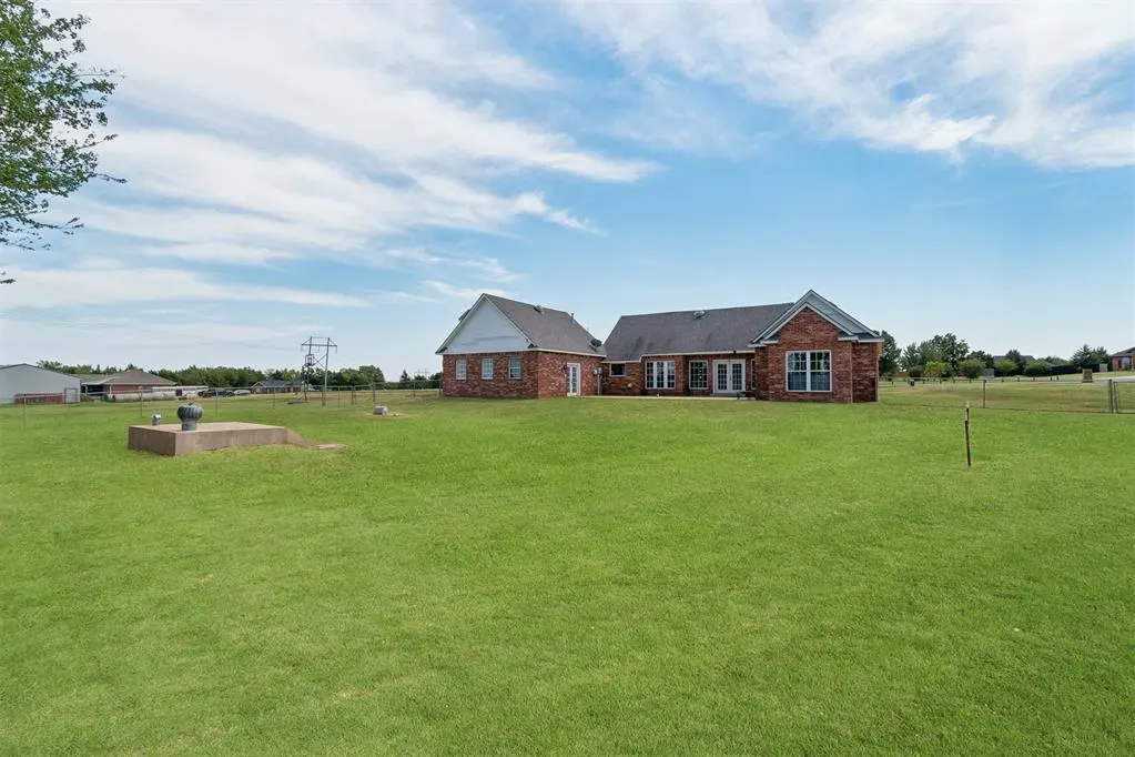 Photo 2 — 407 Dana Lane, McLoud, OK 74851