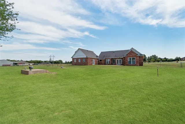 Photo 2 — 407 Dana Lane, McLoud, OK 74851