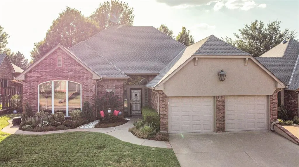 Photo 2 — 1605 Vandivort Place, Edmond, OK 73034