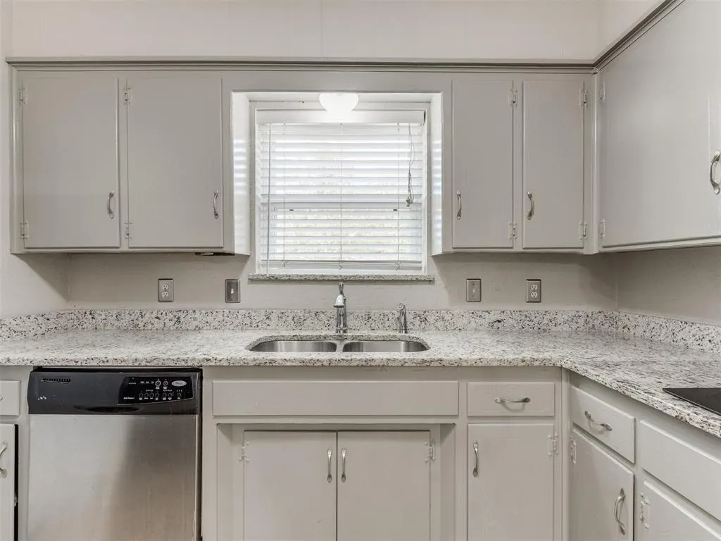 Photo 7 — 339 Rosewood Drive, Norman, OK 73069
