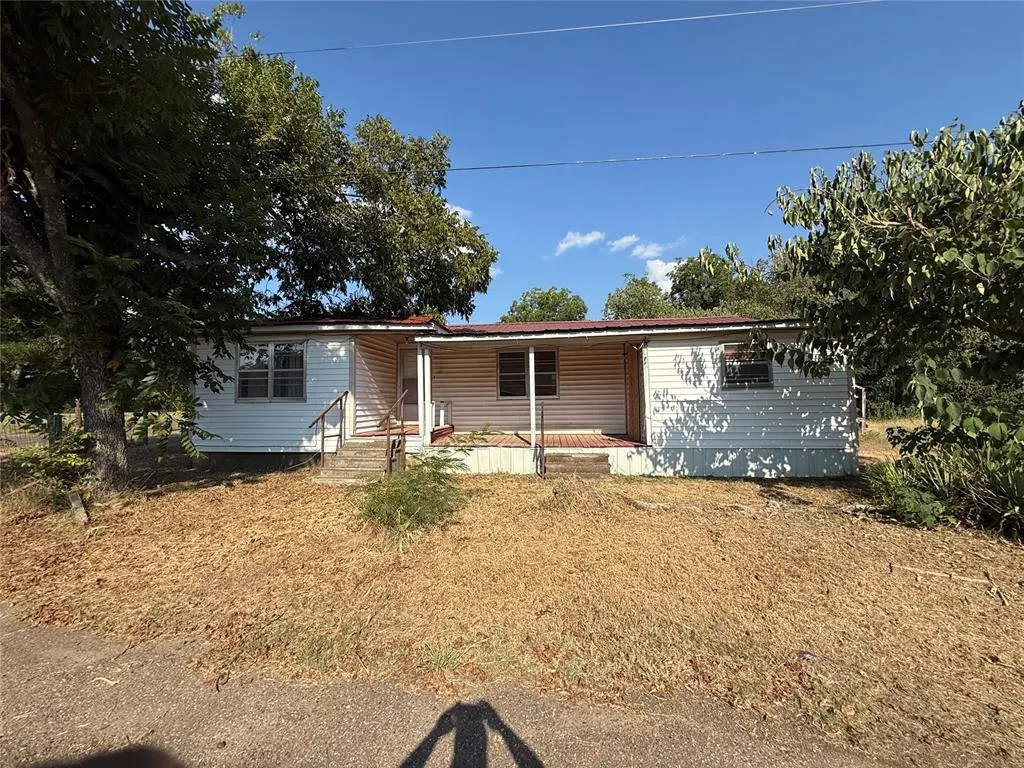 Front exterior — 2 SW Howard Avenue, Idabel, OK 74745