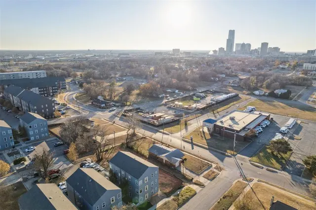Photo 6 — 1004 NE 7th Street, Oklahoma City, OK 73117