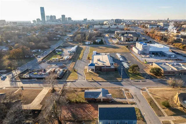 Photo 7 — 1004 NE 7th Street, Oklahoma City, OK 73117