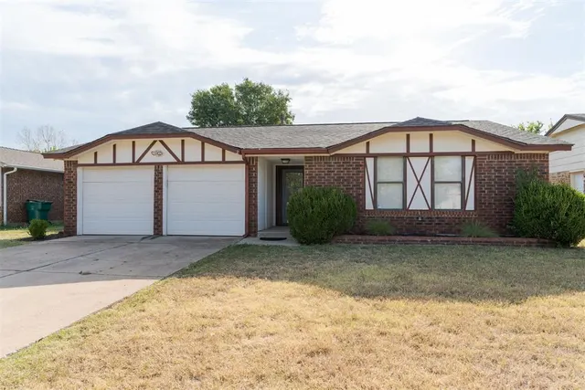 Photo 2 — 11612 Matthews Avenue, Oklahoma City, OK 73162