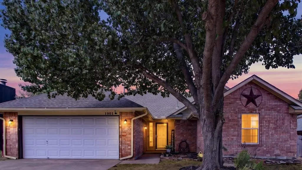 Front exterior — 1901 Butterfield Trail, Choctaw, OK 73020