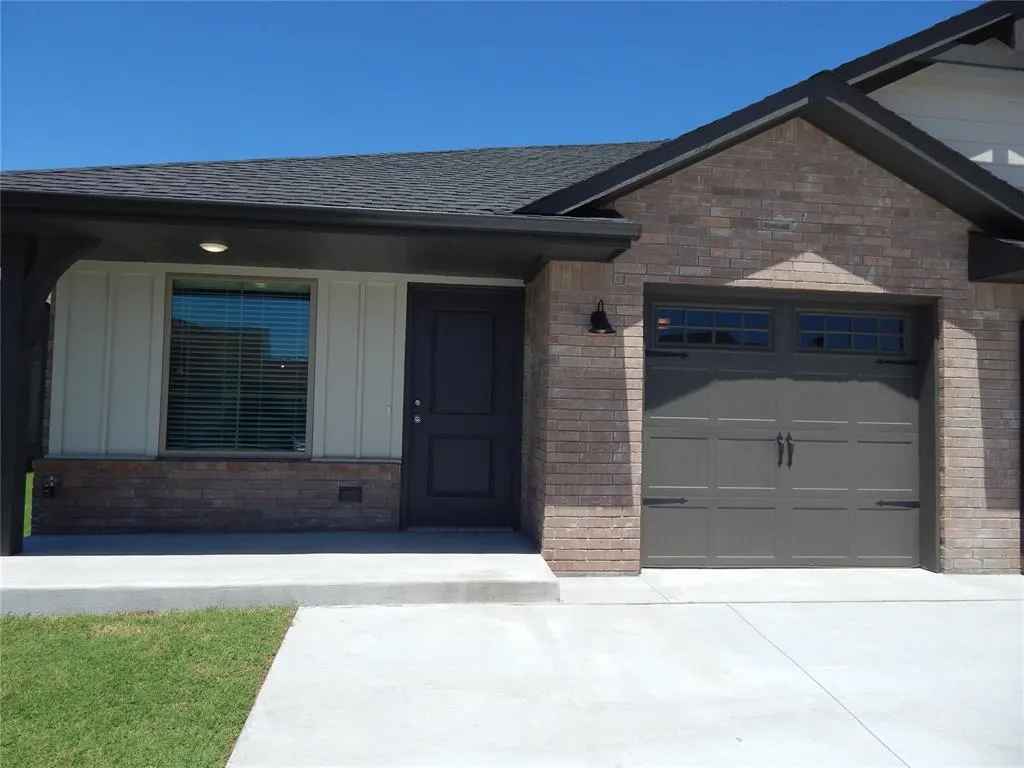 Front exterior — 425 Summit Ridge Drive, Oklahoma City, OK 73114